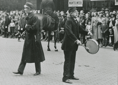 875592 Afbeelding van twee figuren uit de groep 'Verdwenen Utrechtsche Typen', deelnemers aan de feestelijke optocht, ...